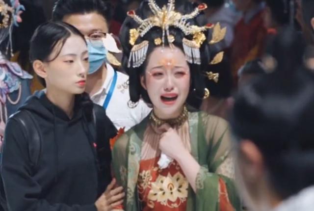 被刷屏的“成都华裳九州事件”始末,主办方危机公关能力有待加强
