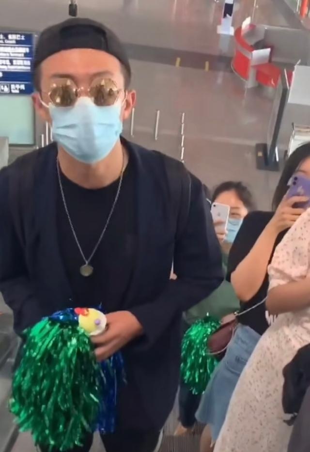 《三十而已》“许幻山”被粉丝当面叫渣男，冷脸无回应