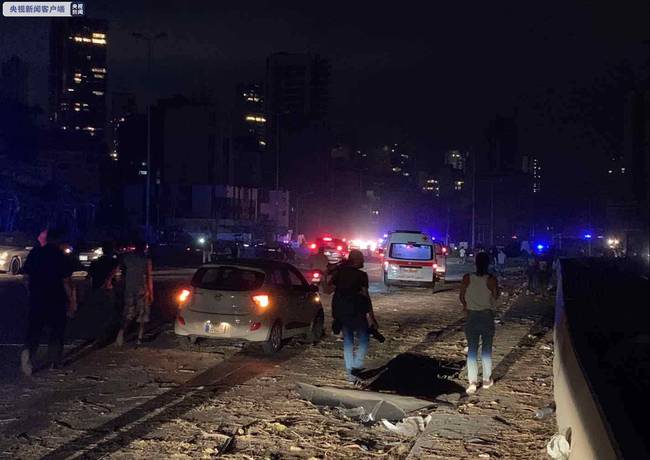 黎巴嫩首都爆炸现场狼藉大火仍未扑灭 医院人满为患