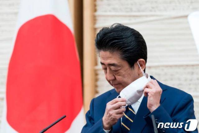 蛰居、吐血、支持率跌至谷底 安倍晋三最近有点烦