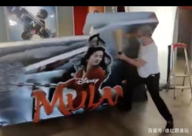 影院老板砸花木兰宣传板什么情况?终于真相了,原来是这样!