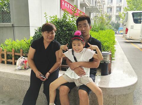 7岁女孩左脚变形仍坚持跳舞，百万粉丝点赞关注 目前已来济检查 孩子，你跳舞的样子很美