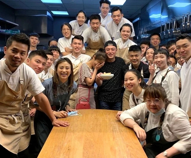 【好嗑】林心如霍建华庆祝结婚四周年,林心如娇羞捂脸躲丈夫怀中