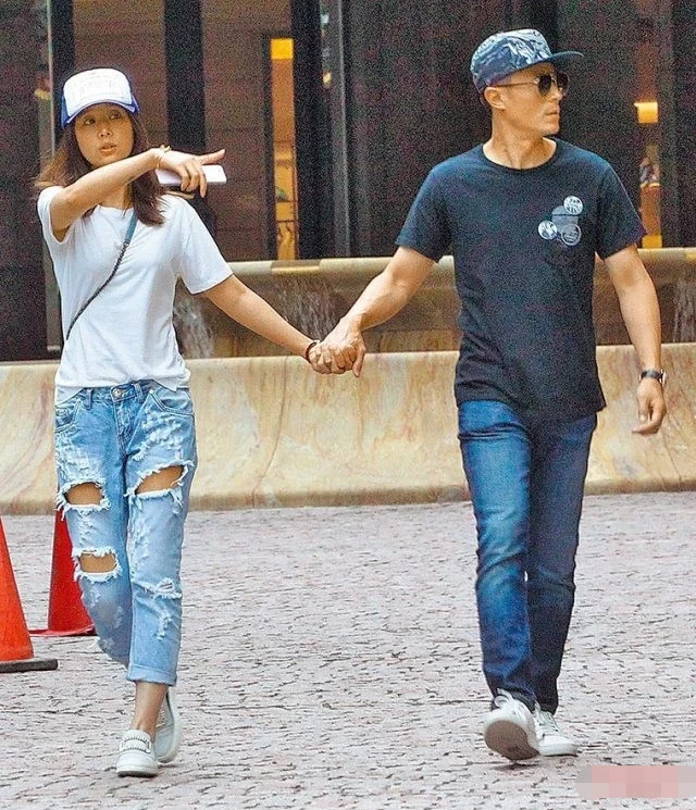 【好嗑】林心如霍建华庆祝结婚四周年,林心如娇羞捂脸躲丈夫怀中