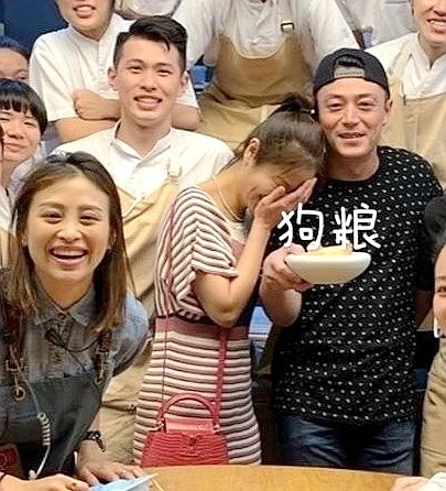 【好嗑】林心如霍建华庆祝结婚四周年,林心如娇羞捂脸躲丈夫怀中