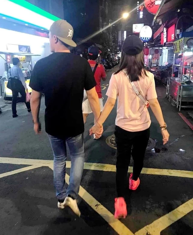【好嗑】林心如霍建华庆祝结婚四周年,林心如娇羞捂脸躲丈夫怀中