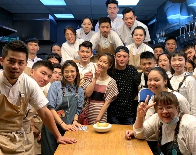 【好嗑】林心如霍建华庆祝结婚四周年,林心如娇羞捂脸躲丈夫怀中