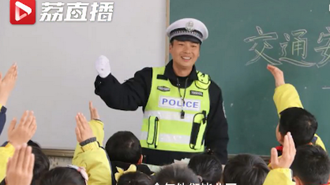 小学毕业照辅警坐C位 网友：太暖心了，这是最好的感谢
