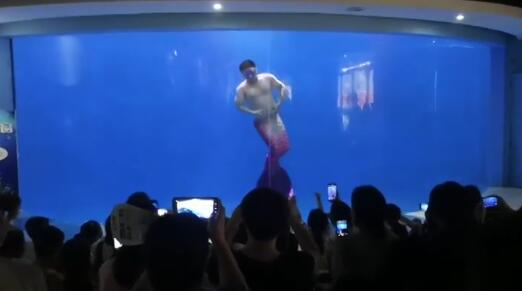 男子回应扮美人鱼被指油腻是怎么回事?什么情况?终于真相了,原来是这样!  