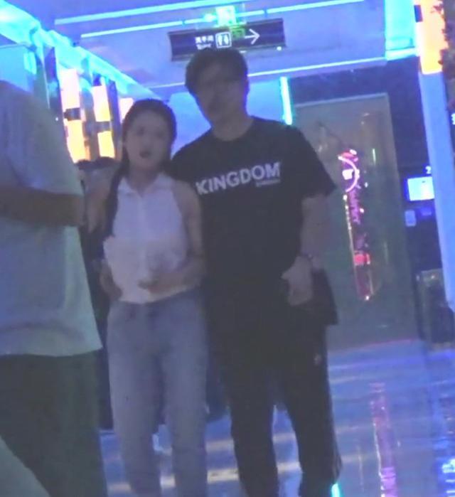 【最新】王岳伦再曝与美女搂腰亲密照,李湘王岳伦名下公司已注销