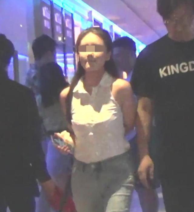 【最新】王岳伦再曝与美女搂腰亲密照,李湘王岳伦名下公司已注销