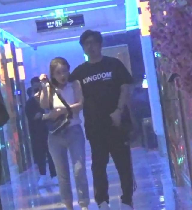 深夜壁咚?王岳伦再曝与美女搂腰亲密照 李湘发内涵照暗示了什么?