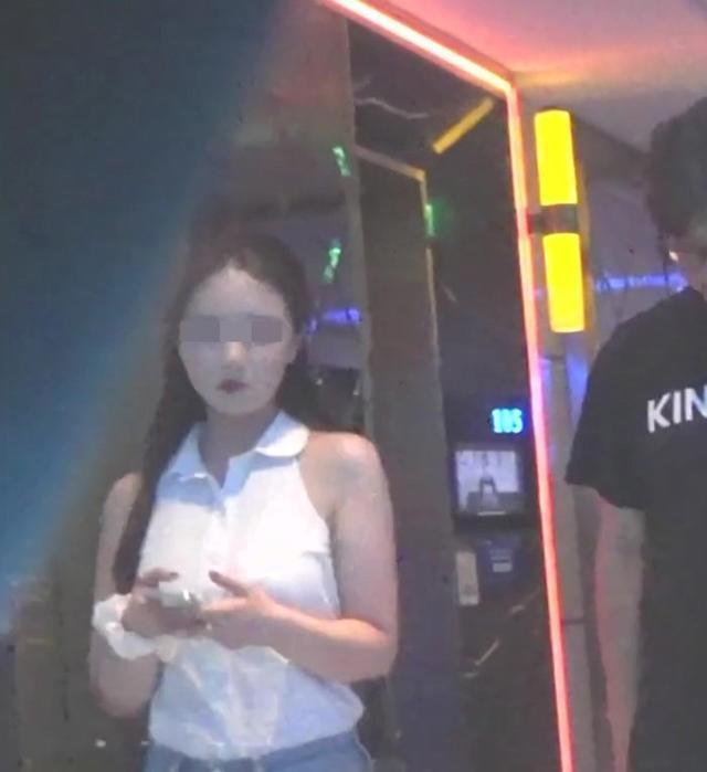 深夜壁咚?王岳伦再曝与美女搂腰亲密照 李湘发内涵照暗示了什么?