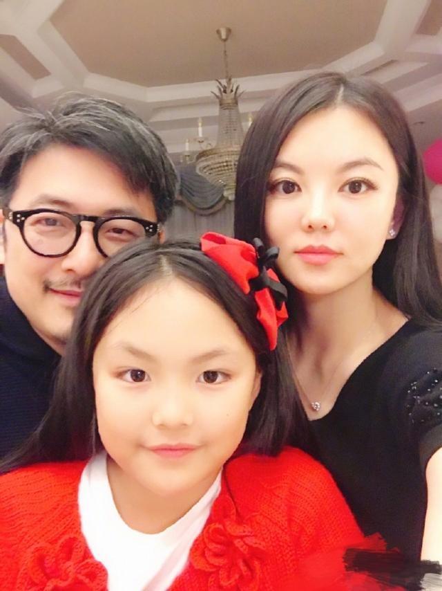 深夜壁咚?王岳伦再曝与美女搂腰亲密照 李湘发内涵照暗示了什么?