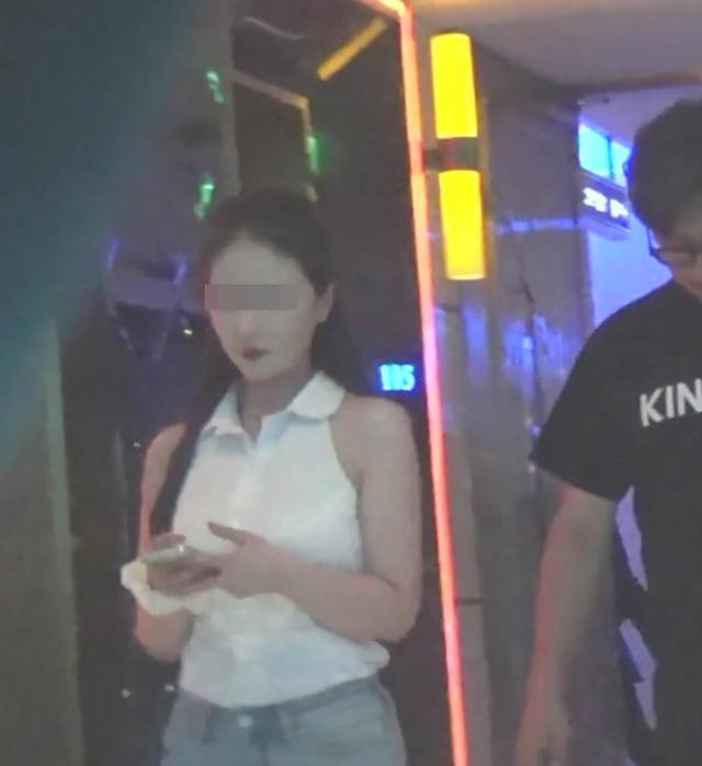 深夜壁咚?王岳伦再曝与美女搂腰亲密照 李湘发内涵照暗示了什么?