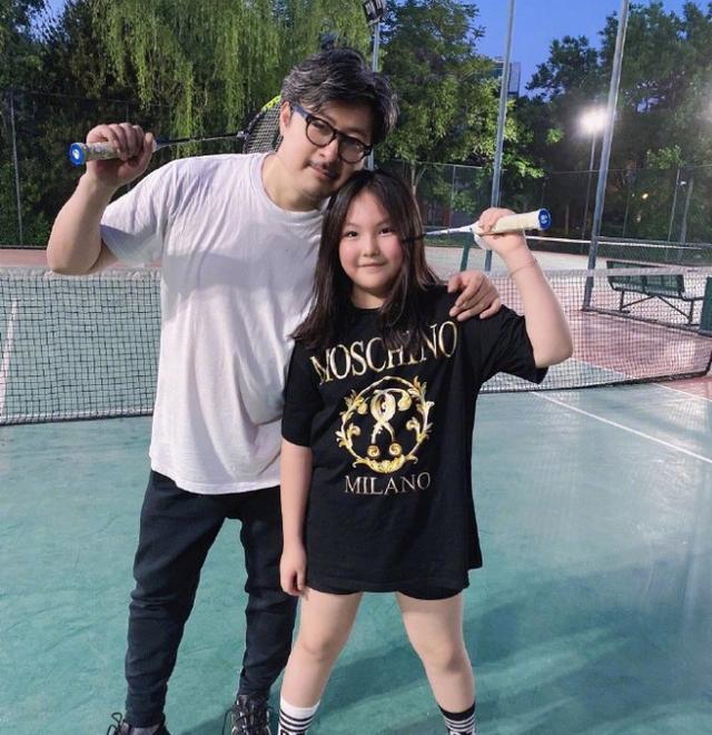 【最新】王岳伦再曝与美女搂腰亲密照,李湘王岳伦名下公司已注销