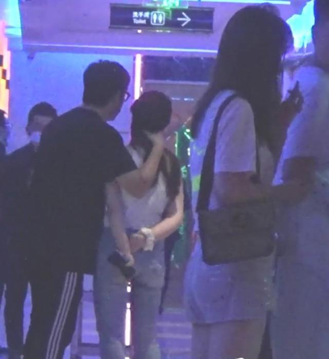 深夜壁咚?王岳伦再曝与美女搂腰亲密照 李湘发内涵照暗示了什么?