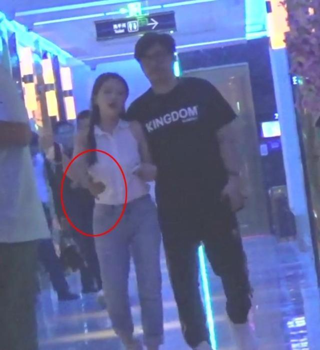 深夜壁咚?王岳伦再曝与美女搂腰亲密照 李湘发内涵照暗示了什么?