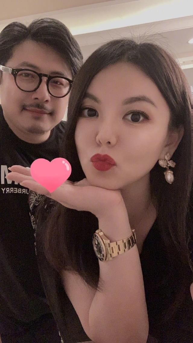 深夜壁咚?王岳伦再曝与美女搂腰亲密照 李湘发内涵照暗示了什么?