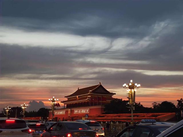 【神秘幻境】北京绝美晚霞上热搜 连续两天出现的绚丽晚霞如油画般浓郁