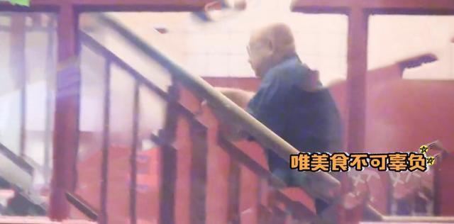 徐峥深夜陈赫店里吃火锅，带俩美女同乘保姆车