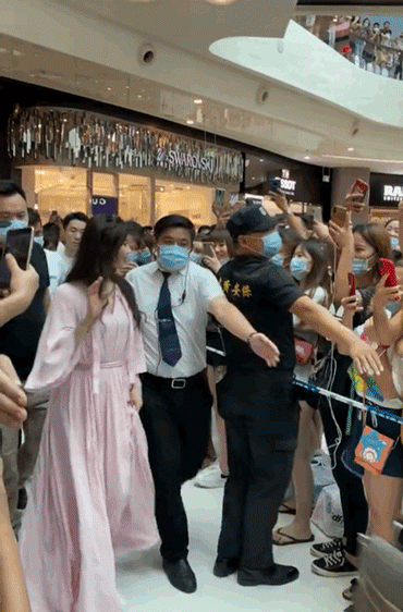 生图杀手！刘诗诗活动生图真抗打 现场被扶着下台待遇如公主般高贵