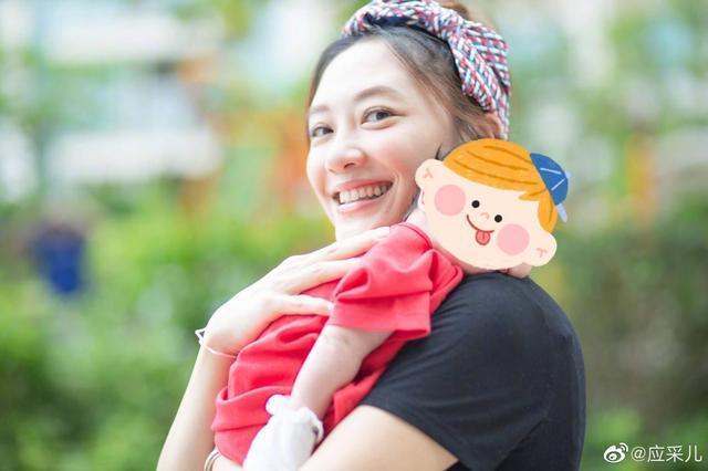 【人生赢家】应采儿晒一家四口合照夫妻笑容满面幸福感扑面 Jasper像极陈小春