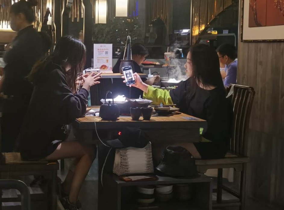 李嫣与闺蜜逛街吃火锅 黑发神似王菲继承好基因