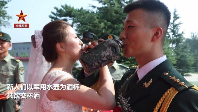 【真好嗑】军营婚礼拿军用水壶喝交杯酒 弹壳做钻戒上演别样浪漫