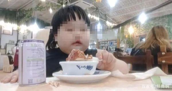 竟有这种操作!3岁女童被爸妈喂到70斤吃播赚钱 网友们全都气炸了
