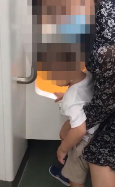 西安地铁车厢内家长带男童小便是怎么回事?什么情况?终于真相了,原来是这样!