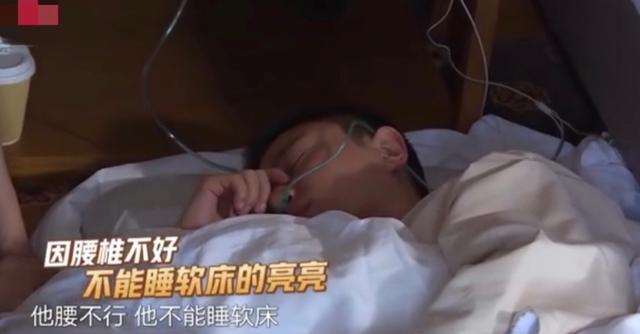 太拼了!贾乃亮做俯卧撑只能做4个,体力不支身体显虚弱