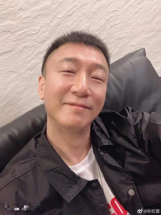 敢不敢把眼睛睁大点!孙红雷胖成黄渤励志减肥,却与友人深夜约火锅?