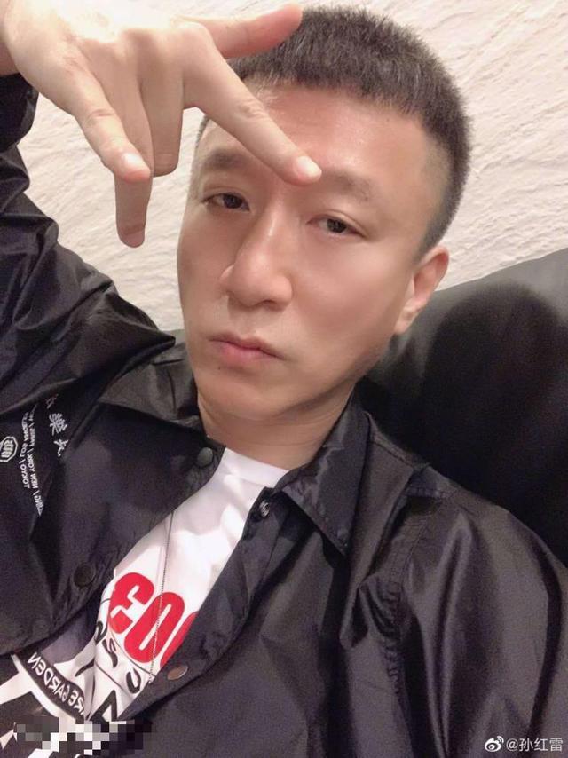 敢不敢把眼睛睁大点!孙红雷胖成黄渤励志减肥,却与友人深夜约火锅?