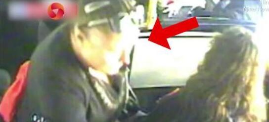 招谁惹谁了?女孩公交车上被陌生人点燃头发 监控下惊人一幕!