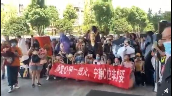 宁静粉丝戴哪吒面具应援什么情况?终于真相了,原来是这样!