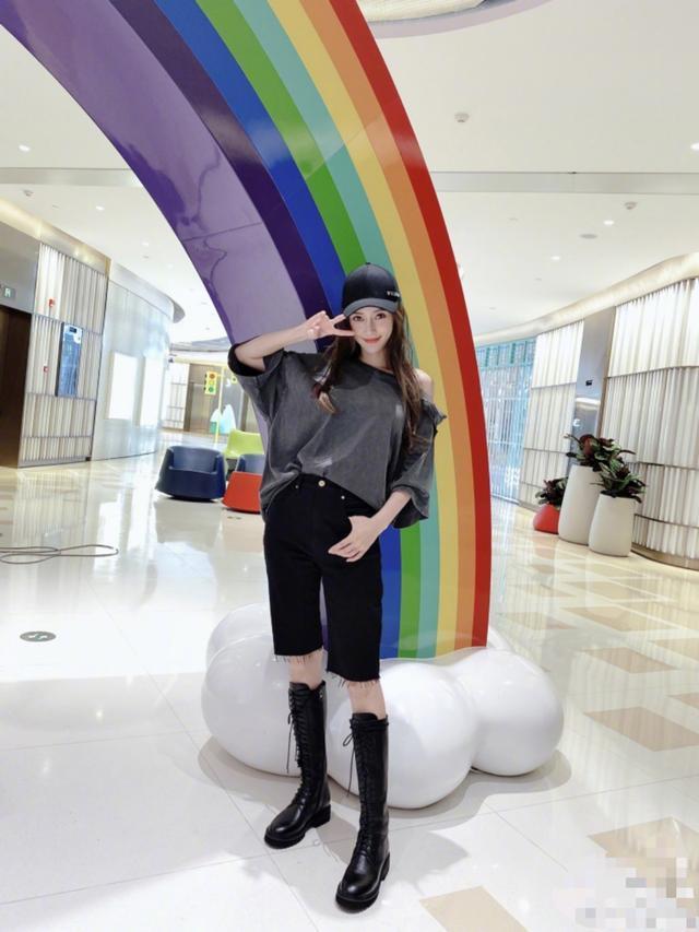 加麻加辣！Baby和小鲜肉深夜嗨玩 主动邀约郭敬明 亲密合影遭非议