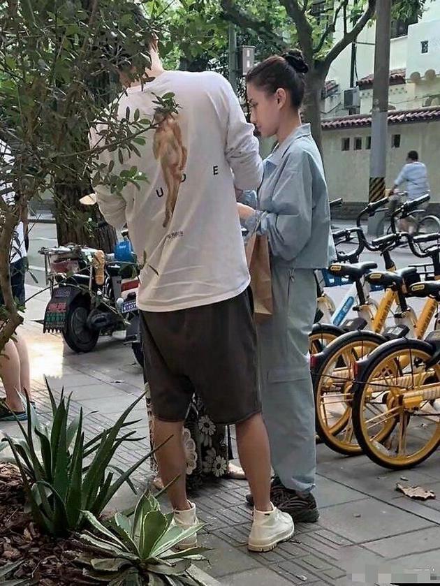 窦骁陪女友守孝穿素服约会,何超莲长腿惊艳