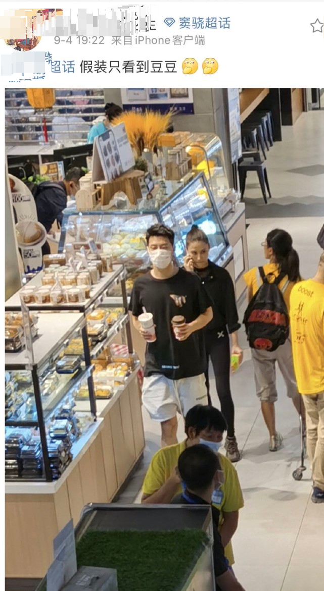 窦骁陪女友守孝穿素服约会,何超莲长腿惊艳