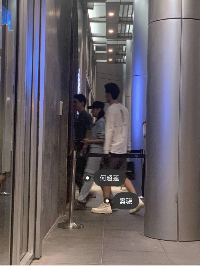 窦骁陪女友守孝穿素服约会,何超莲长腿惊艳