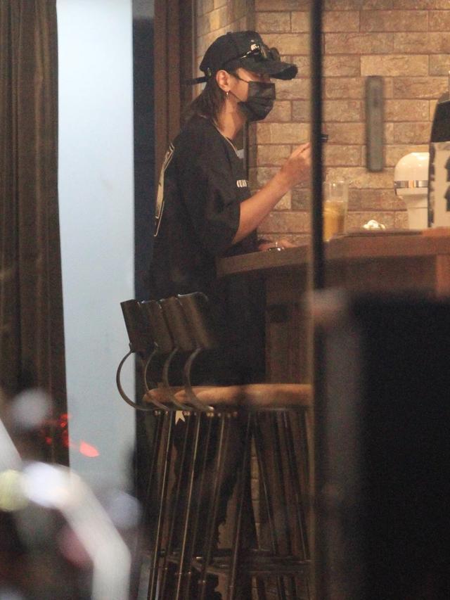 罗志祥点赞嫩模后现身,店铺搬货算账闲不下来,暴瘦后满脸憔悴