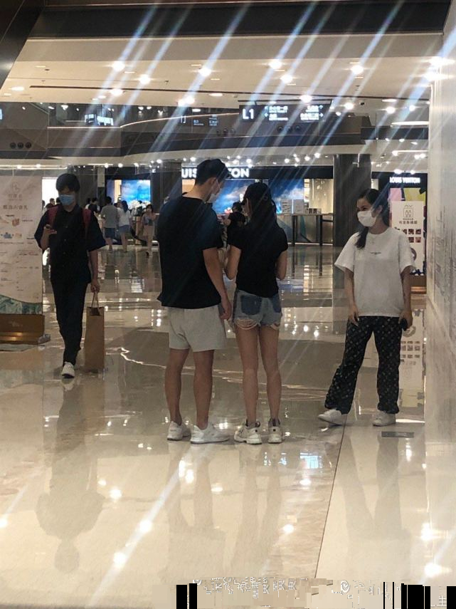 窦骁陪女友守孝穿素服约会,何超莲长腿惊艳