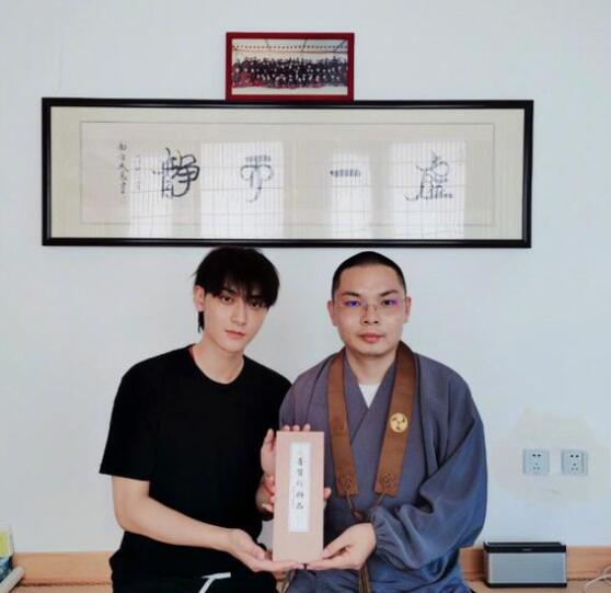 【黄子韬爸爸去世】黄子韬八月曾为父亲祈福 素颜出镜尽显疲惫
