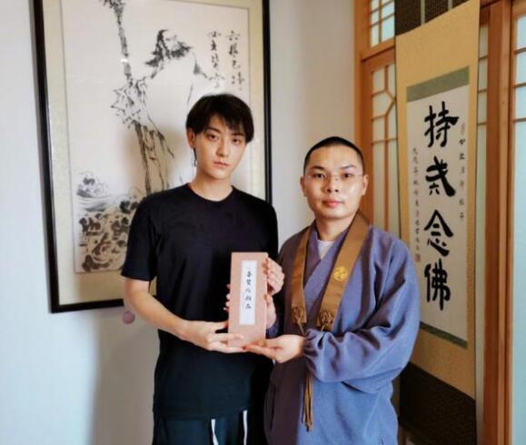【黄子韬爸爸去世】黄子韬八月曾为父亲祈福 素颜出镜尽显疲惫