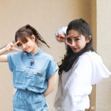迪丽热巴为杨幂庆生 美女和美女在一起 谁会想拿手机拍照呢?
