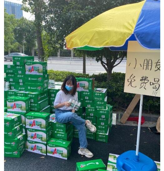 【1吨的快乐】女生中奖1吨娃哈哈送小朋友 又是被迫摆摊的一天