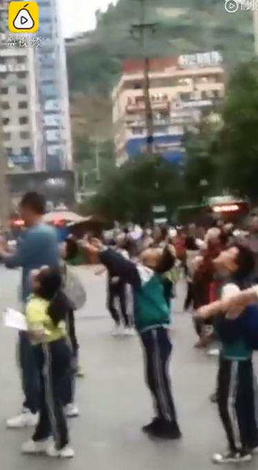 【钞票雨】贵州一小区高层现金被吹落 网友：拾金不昧的都是好孩子