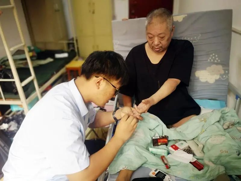 冲上热搜!00后带瘫痪父亲上大学,他说了一句话...