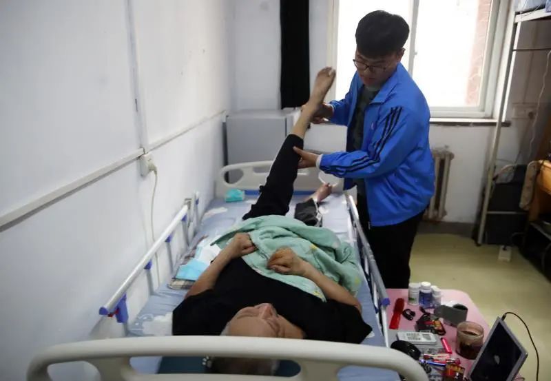 冲上热搜!00后带瘫痪父亲上大学,他说了一句话...