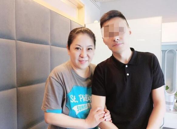 笑出屏幕！郭碧婷被曝产女后向太夫妇首露面 网友名字就叫：向国庆 向中秋
